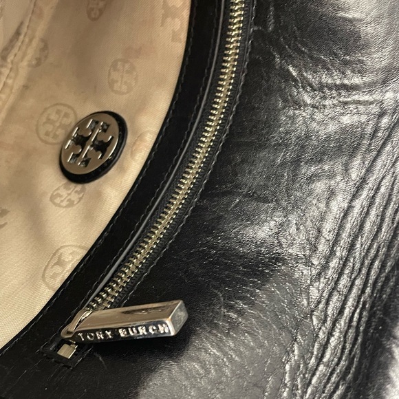 Tory Burch Black Leather Shoulder Bag with Silver Logo - Picture 11 of 12